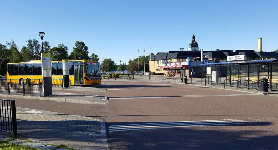 En gul buss står parkerad på Filipstads busstation