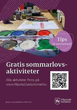 Affisch med gratis sommarlovsaktiviteter och qr-kod och bild på vattenfärger på bord.