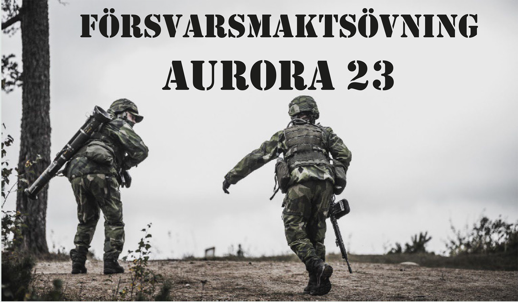 Två soldater springer på öppet fält. Text: Försvarsmaktsövning Aurora 23