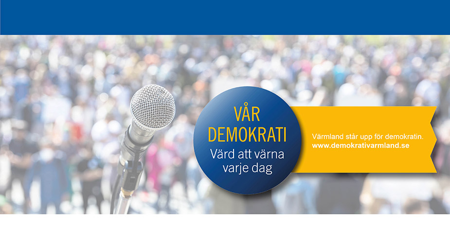 Mikrofon framför ett suddigt publikhav med text om Vår demokrati