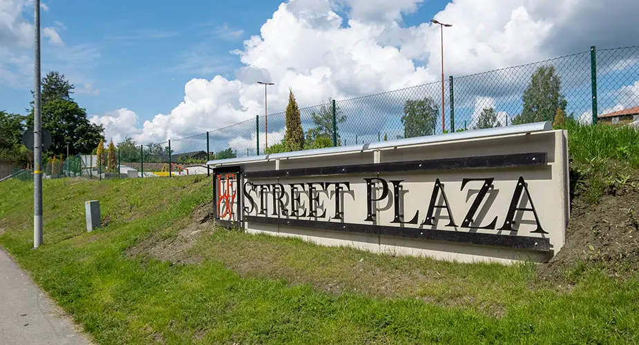 En skylt med texten: Street Plaza 