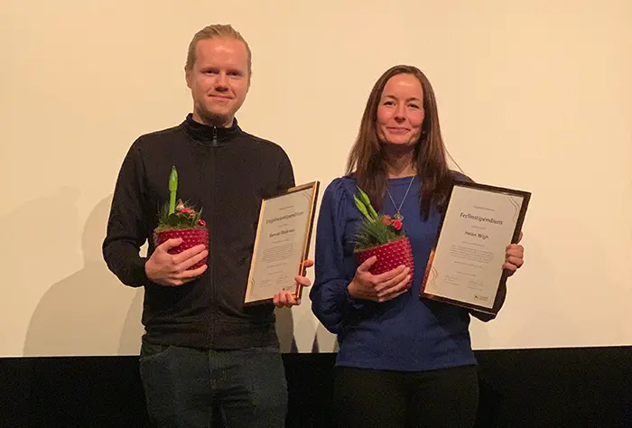 Samuel Bäckman och Helén Wigh håller i varsitt diplom och blomma