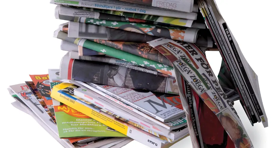 En hög med tidningar och magasin