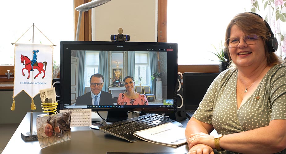 Åsa Hååkman Felth sitter brevid en skärm där Kronprinsessan Victoria och prins Daniel är aktiv i ett digitalt videosamtal.