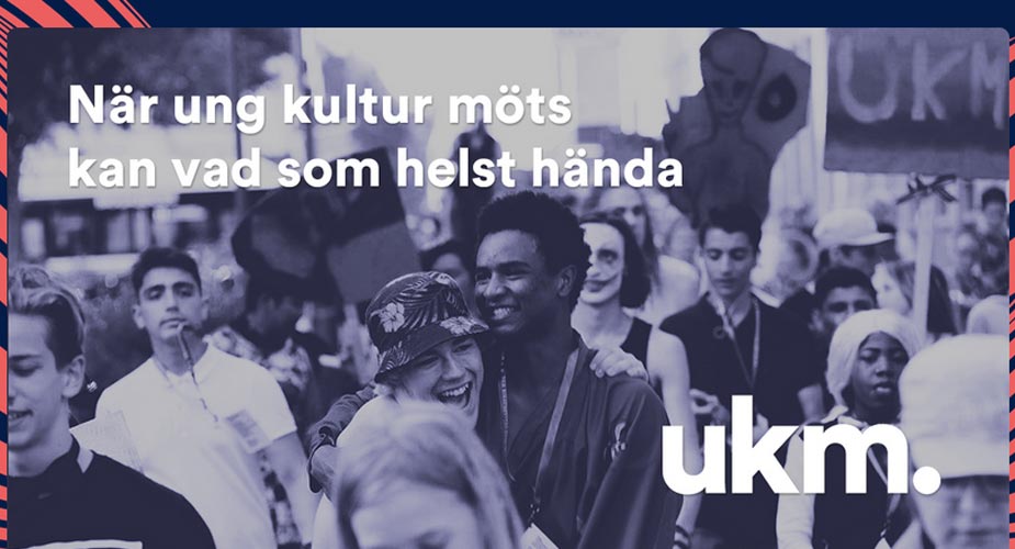 Skärmdump från UKM webbplats Text: "När ung kultur möts kan vad som helst hända ukm." I bakgrunden är det folkmassa med ungdomar.