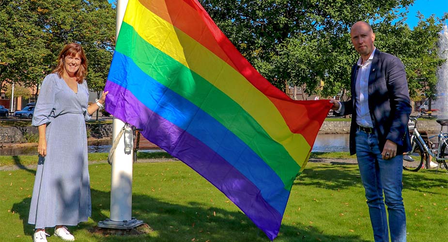 Prideflaggan som monterats på flaggstång hålls av HR-chef Annika Alfredsson och Kommundirektör Hannes Fellsman.