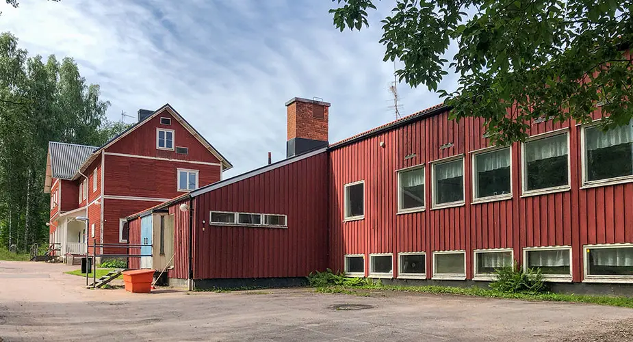 Brattfors skola. Två röda träbyggnader bredvid varandra med vita knutar