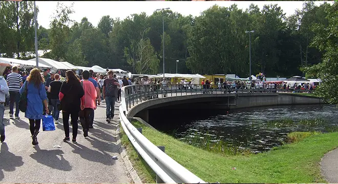 Folksamling på bro centrala Filipstad en fin sommardag