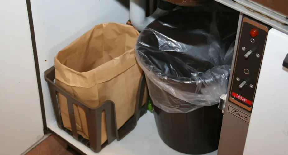 Avfallsbehållare i ett kök
