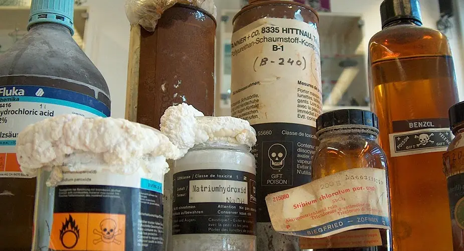 En samling med flera olika burkar och flaskor med olika farliga ämnen