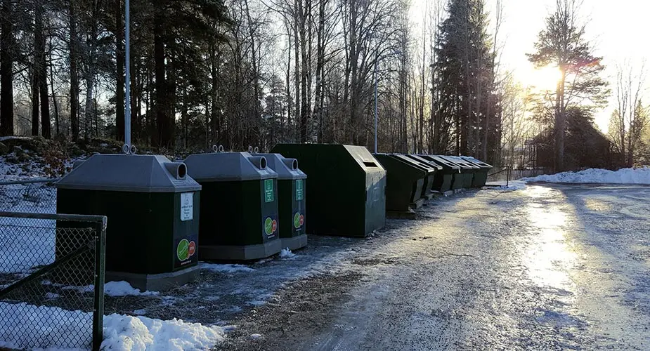 Återvinningsstation med containers för glas, tidningar och förpackningar